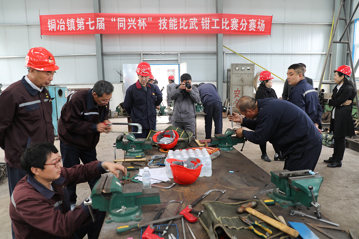 铜夜仳第七届“同兴杯”技术交锋钳工分赛场